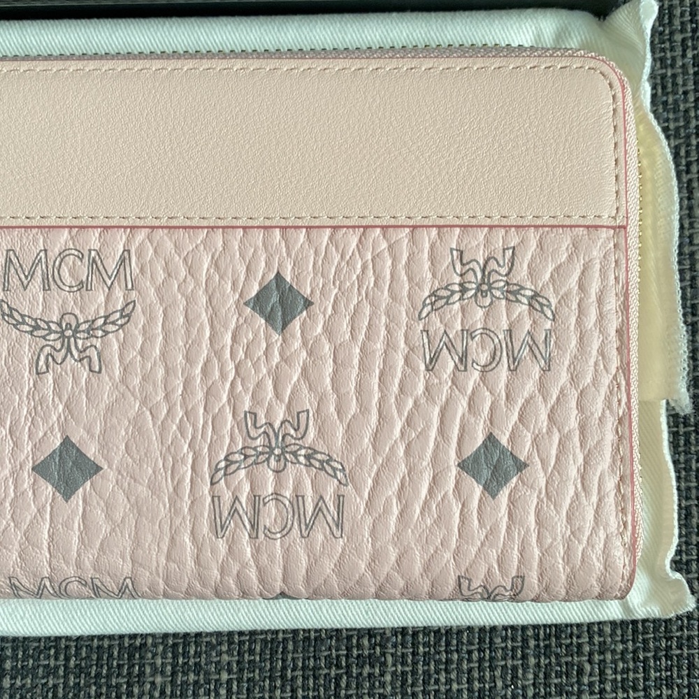 MCM NWT Powder Pink Aren Visetos Zip Around Leather Wallet 8” x 4” - Picture 8 of 12